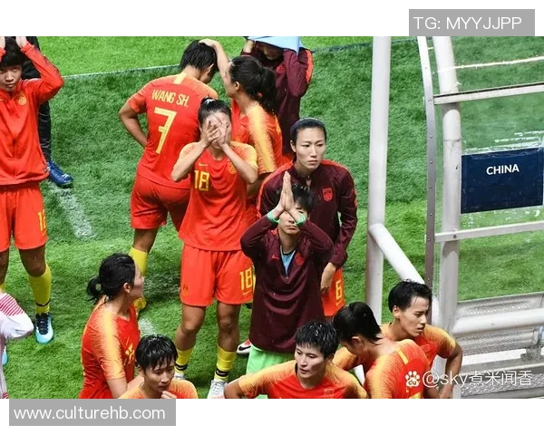 足球巨星赛场上热情鼓掌瞬间展现无尽力量与团队精神